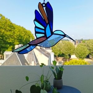 vitrail-colibri-blue-suede-shoes-upcyclinge-le-petit-atelier-du-verre