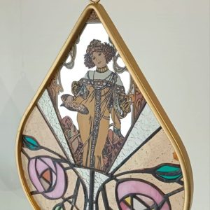 vitrail-suspendu-goutte-primavera-mucha-le-petit-atelier-du-verre-soissons