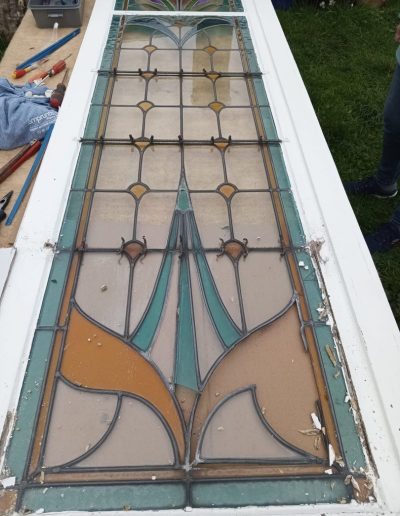 depose panneau vitrail ancien cadre sur table Le Petit Atelier du Verre - depose panneau vitrail ancien cadre sur table