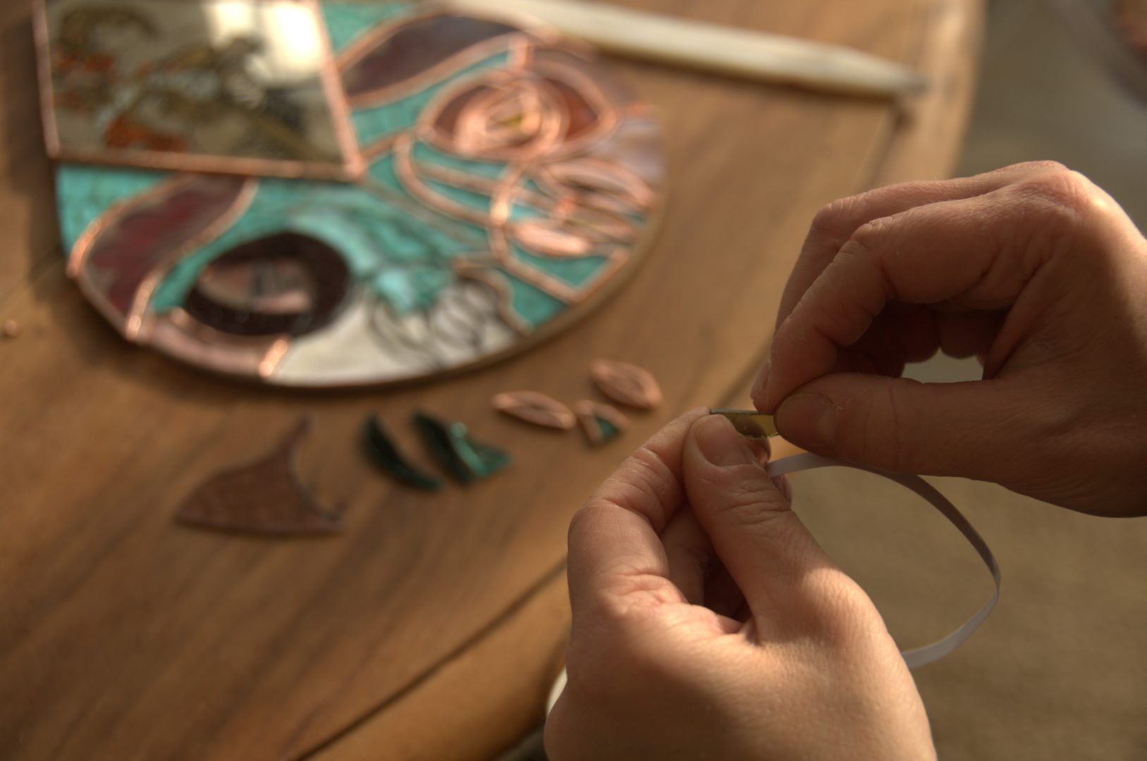 sertissage-ruban-cuivre-piece-verre-vitrail-detail vitrail-goutte-art-nouveau-mucha-le-petit-atelier-du-verre