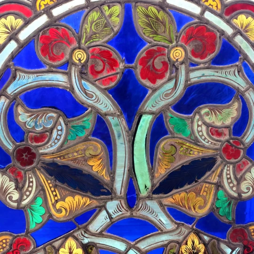 vitrail ancien arabesques bleues detail colore Restauration d’un vitrail ancien