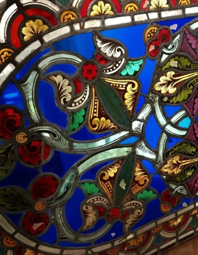 vitrail ancien bleu arabesques peintes detail 01 Le Petit Atelier du Verre - vitrail ancien bleu arabesques peintes detail 01