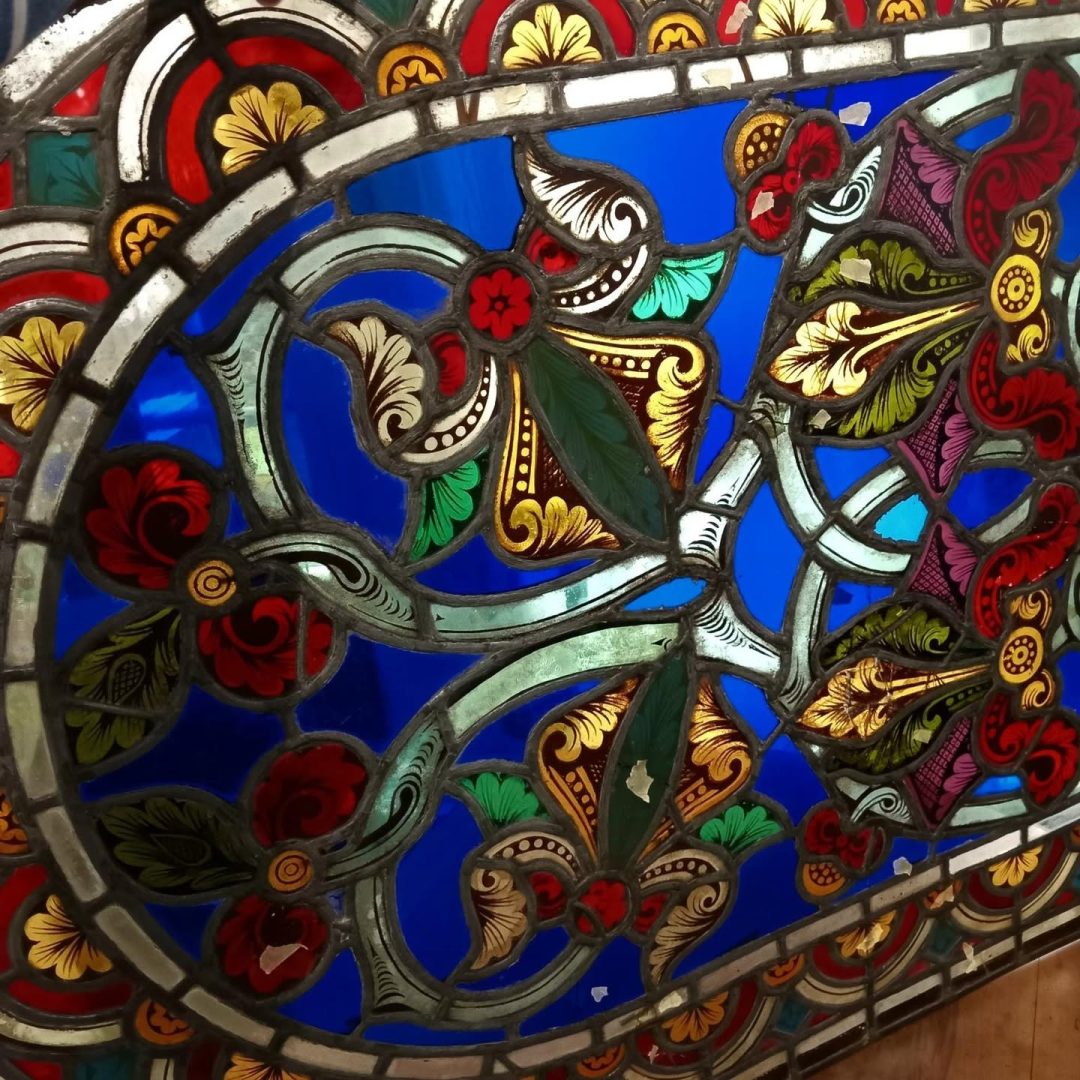 vitrail-ancien-bleu-arabesques-peintes-detail-02 vitrailartnouveau-lepetitatelierduverre
