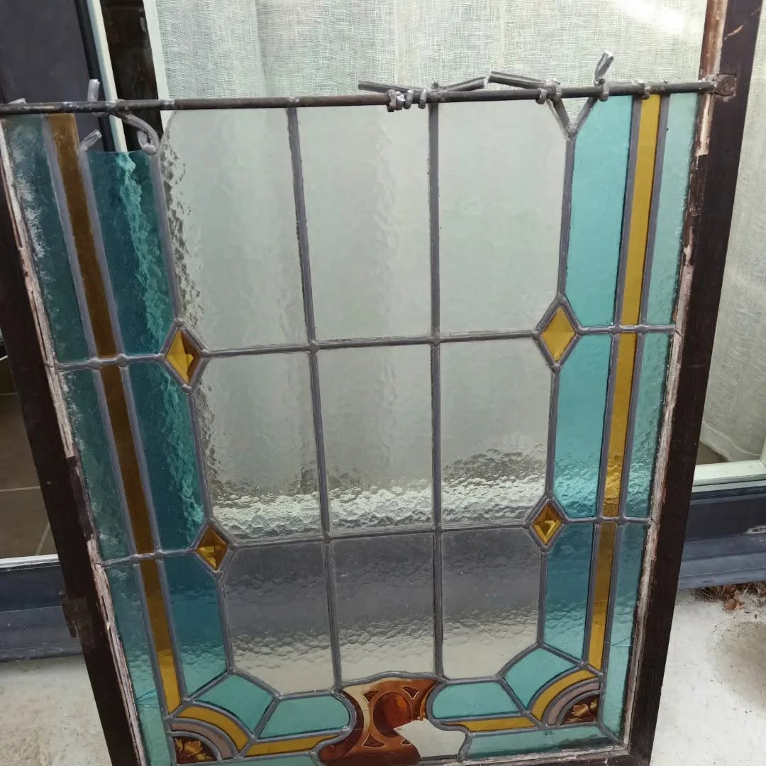 Le Petit Atelier du Verre - vitrail ancien geometrique bleu jaune cadre bois