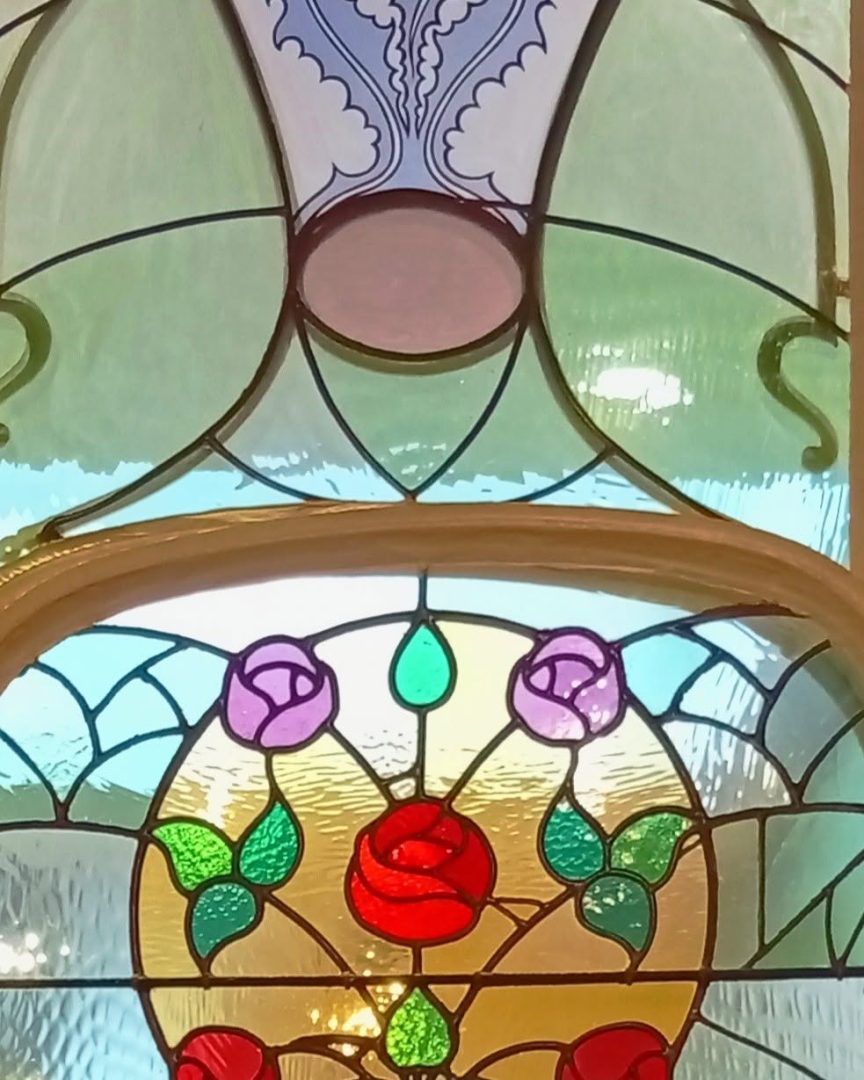 Le Petit Atelier du Verre - vitrail ancien roses colorees detail