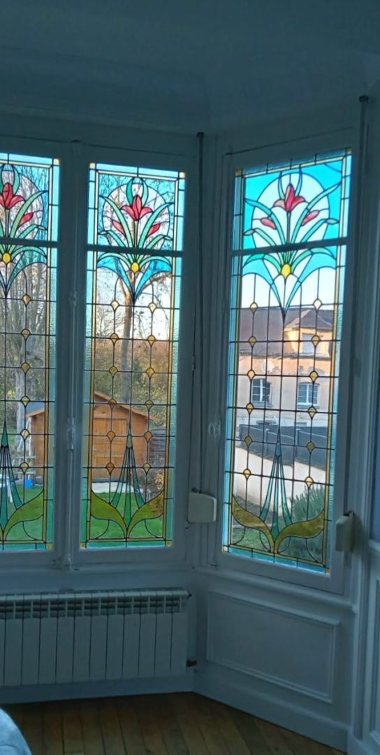 vitraux fenetres fleurs roses vue ensemble Restauration d’un bow-window Art nouveau à Vic-sur-Aisne