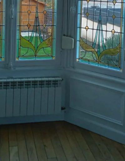 vitraux motifs vegetaux fenetres vue interieure Le Petit Atelier du Verre - vitraux motifs vegetaux fenetres vue interieure